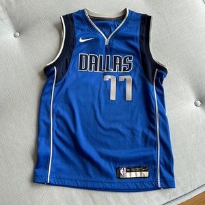 Youth M Nike Dallas Mavericks Doncic (11) jersey - nearly new!